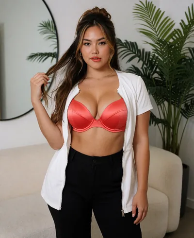 Tường Vy, 27, mặc nội y